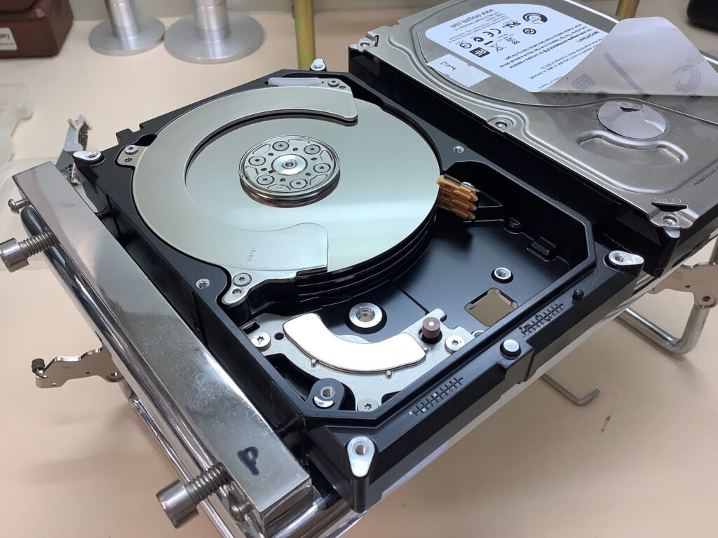 ヘッド交換中のHDD　